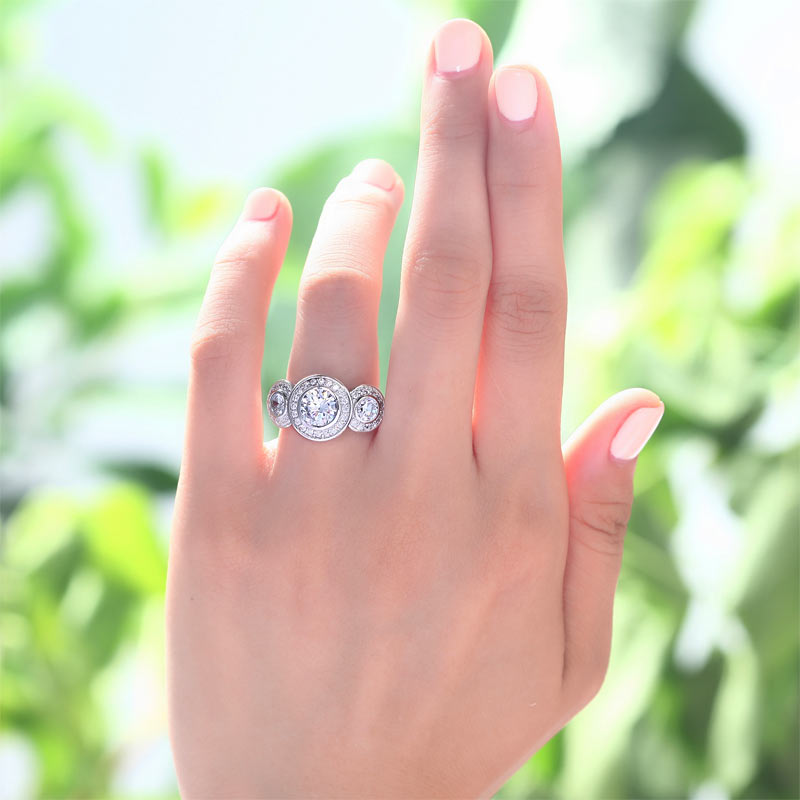 Anillo de halo de diamantes simulados de tres piedras de 2,5 quilates en plata de ley