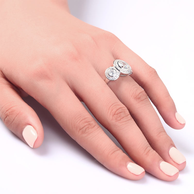 Anillo de halo de diamantes simulados de tres piedras de 2,5 quilates en plata de ley