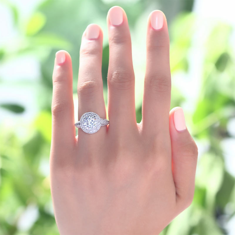 Anillo de halo vintage con diamantes redondos simulados de 2 quilates en plata de ley