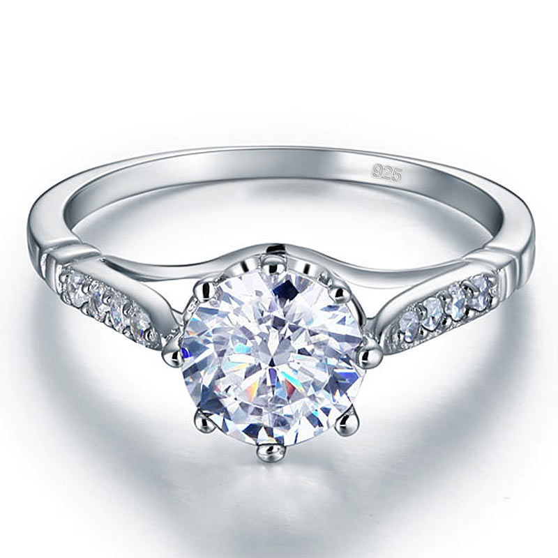 Bague pavée de diamants synthétiques ronds de 2 carats en argent sterling