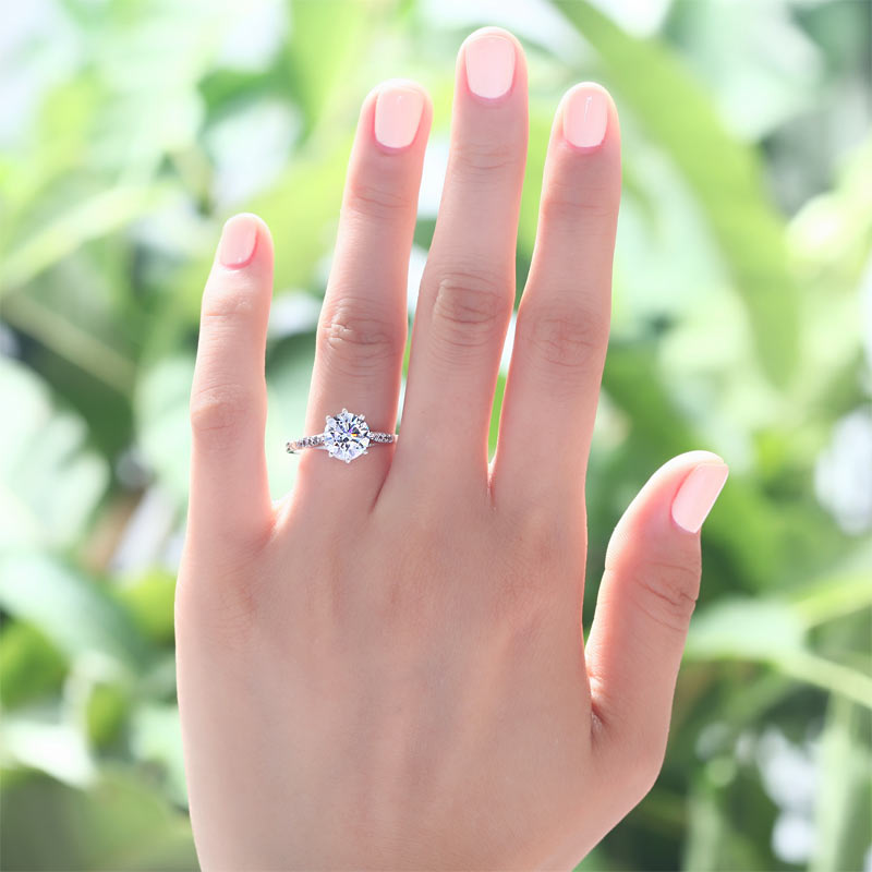 Bague pavée de diamants synthétiques ronds de 2 carats en argent sterling