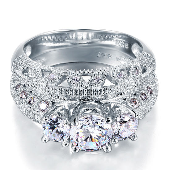 Conjunto nupcial de tres piedras de estilo vintage con diamantes simulados de 1,5 quilates en plata de ley.