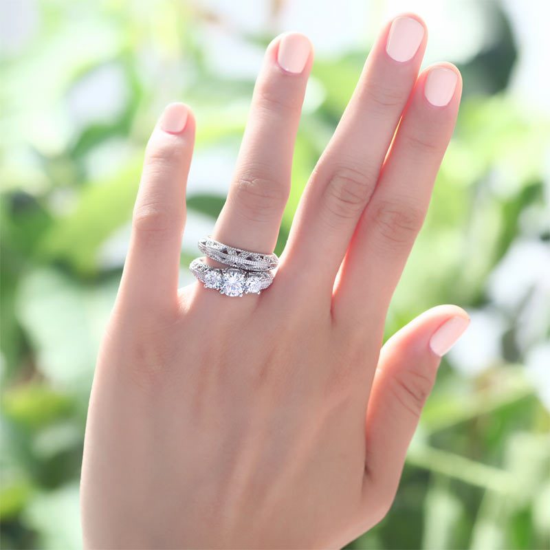 Conjunto nupcial de tres piedras de estilo vintage con diamantes simulados de 1,5 quilates en plata de ley.