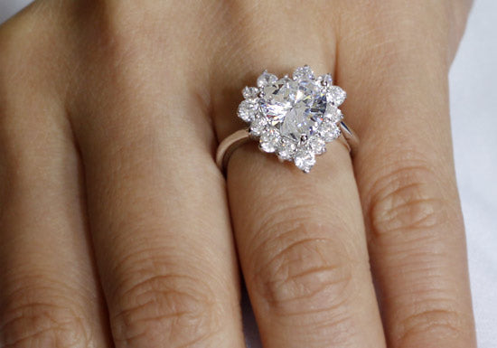 Anillo de halo de diamantes simulados de talla corazón de 2,5 quilates en plata de ley