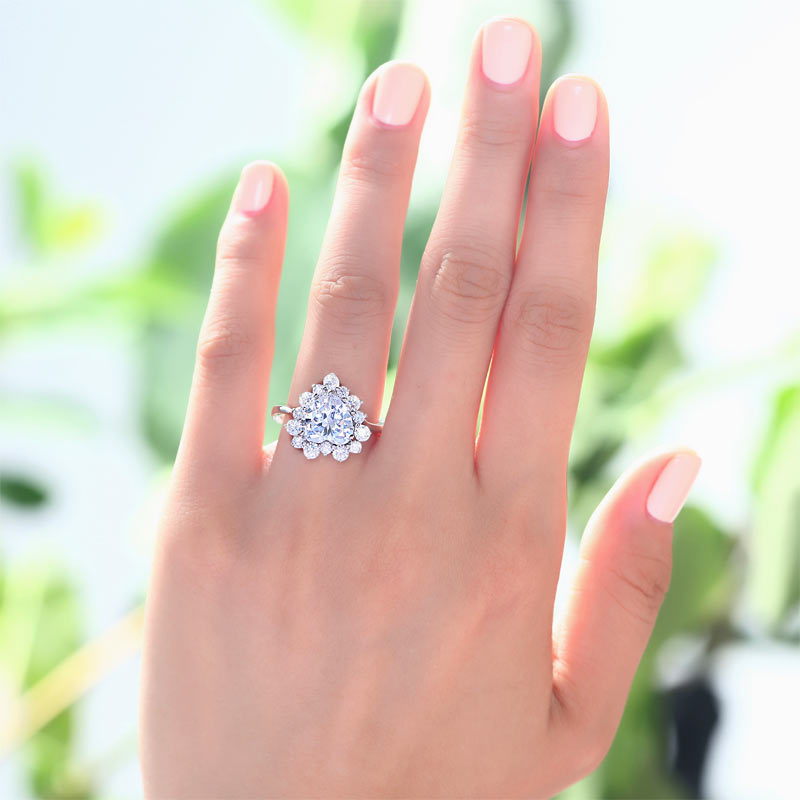Anillo de halo de diamantes simulados de talla corazón de 2,5 quilates en plata de ley