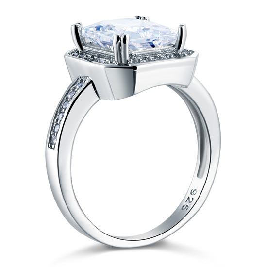 Anillo rectangular de 4 quilates con halo de diamantes simulados de talla princesa en plata de ley