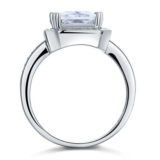 Anillo rectangular de 4 quilates con halo de diamantes simulados de talla princesa en plata de ley