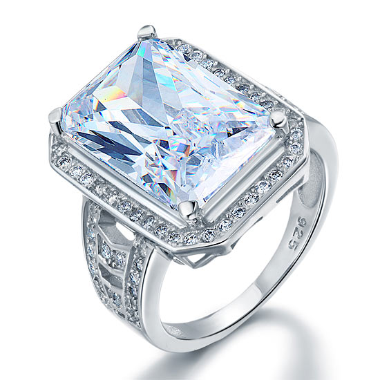 Anillo rectangular de plata de ley con halo de diamantes simulados de talla princesa de 8,5 quilates.