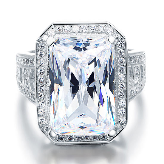Anillo rectangular de plata de ley con halo de diamantes simulados de talla princesa de 8,5 quilates.