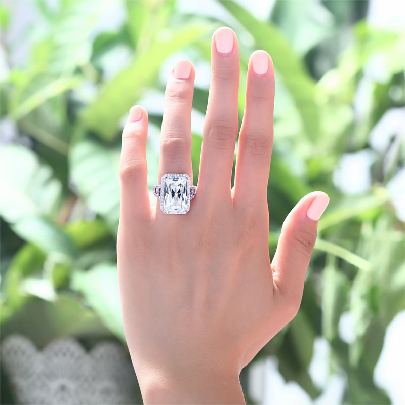 Anillo rectangular de plata de ley con halo de diamantes simulados de talla princesa de 8,5 quilates.