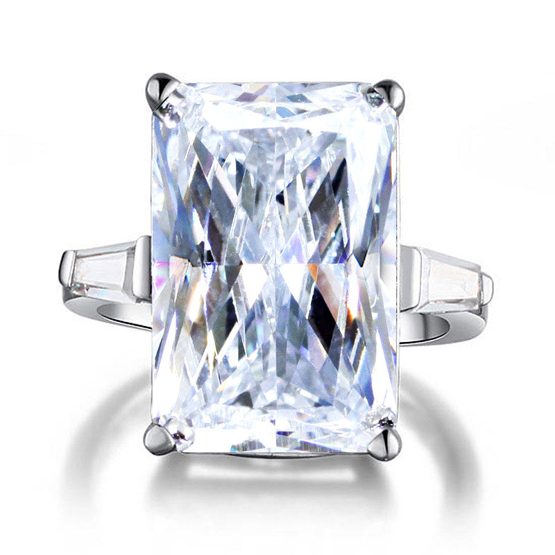 Anillo rectangular de diamantes simulados de talla princesa de 8,5 quilates en plata de ley.