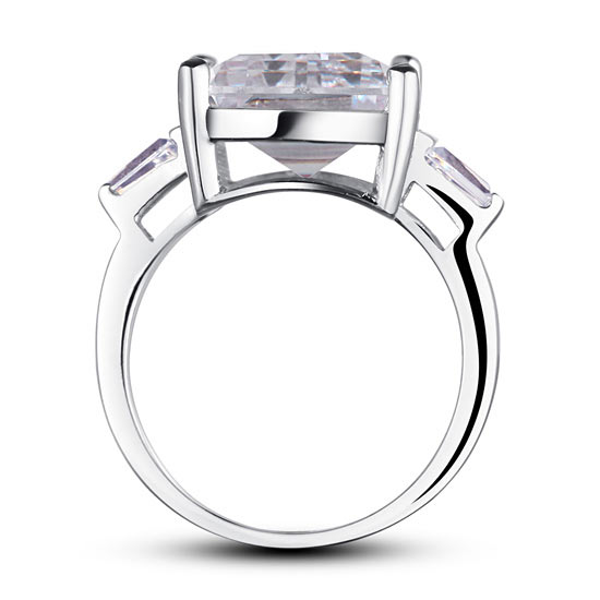 Anillo rectangular de diamantes simulados de talla princesa de 8,5 quilates en plata de ley.