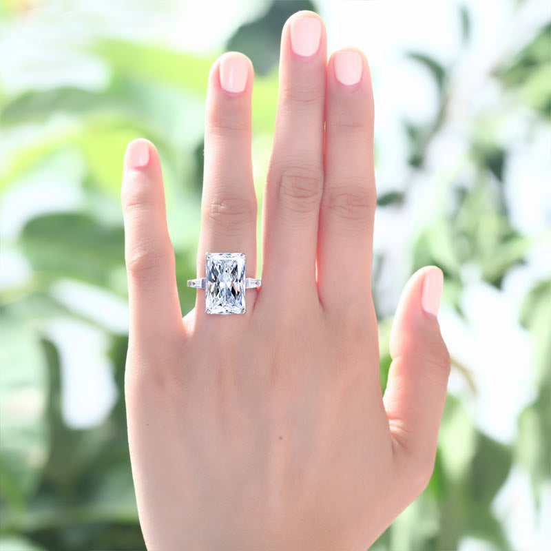 Anillo rectangular de diamantes simulados de talla princesa de 8,5 quilates en plata de ley.