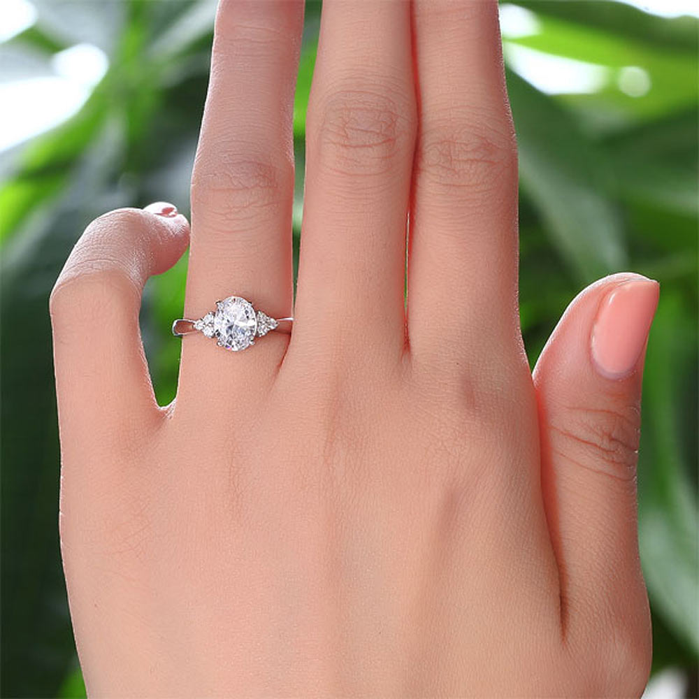Bague en argent sterling avec trois diamants synthétiques taille ovale de 1,5 carat