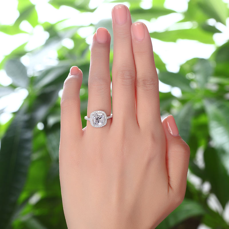 Bague halo en argent sterling avec diamants synthétiques taille coussin de 3 carats