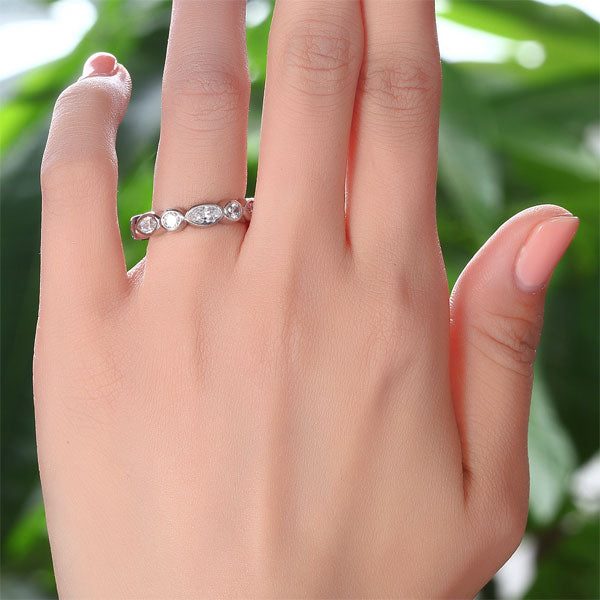Anillo de eternidad con bisel de diamantes simulados de talla marquesa en plata de ley