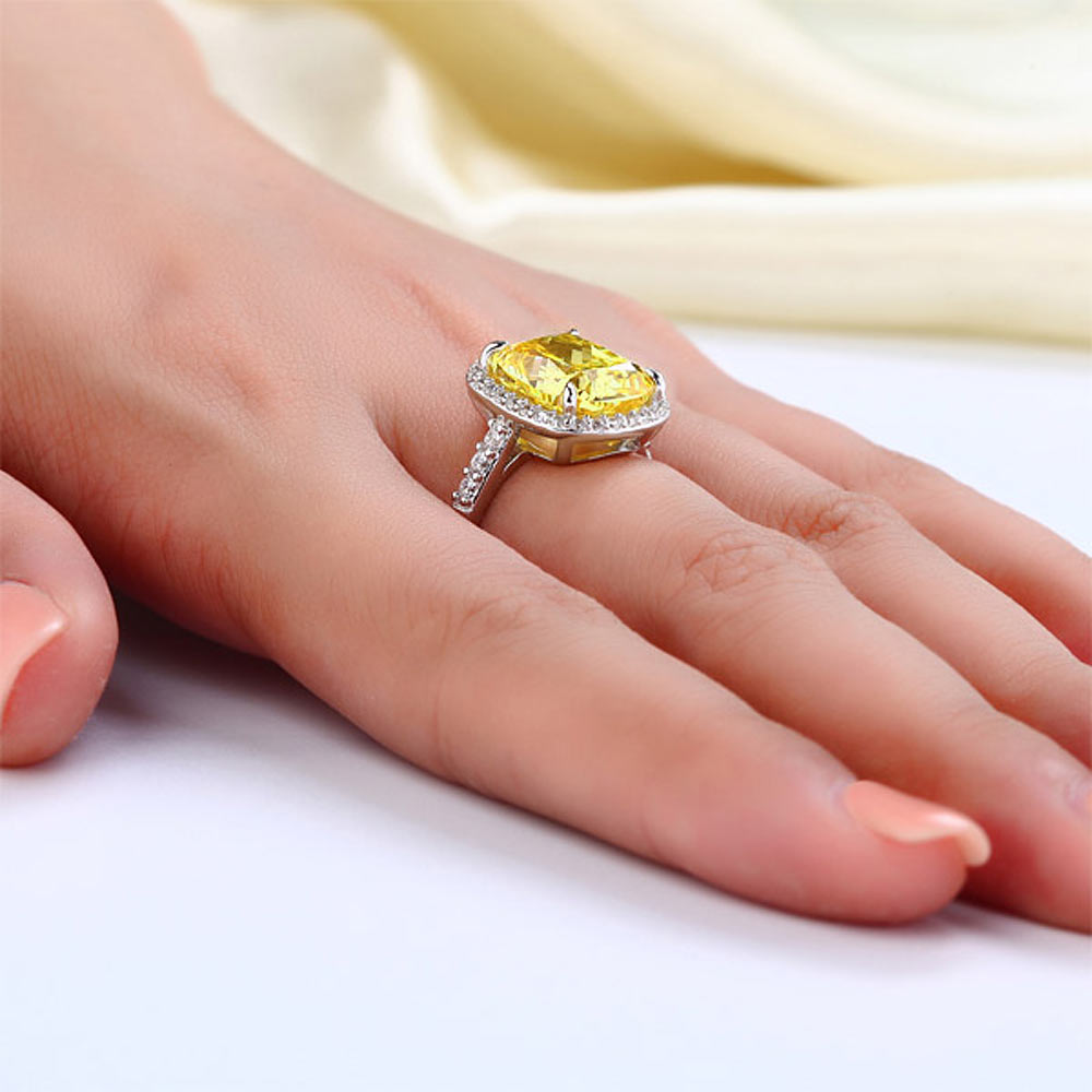 Anillo de plata de ley con halo de diamantes simulados amarillos de talla cojín de 6 quilates