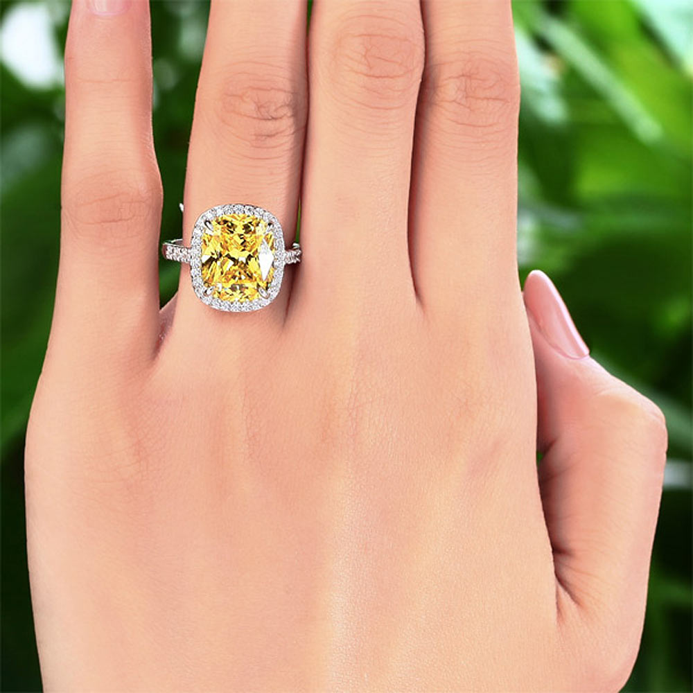 Anillo de plata de ley con halo de diamantes simulados amarillos de talla cojín de 6 quilates