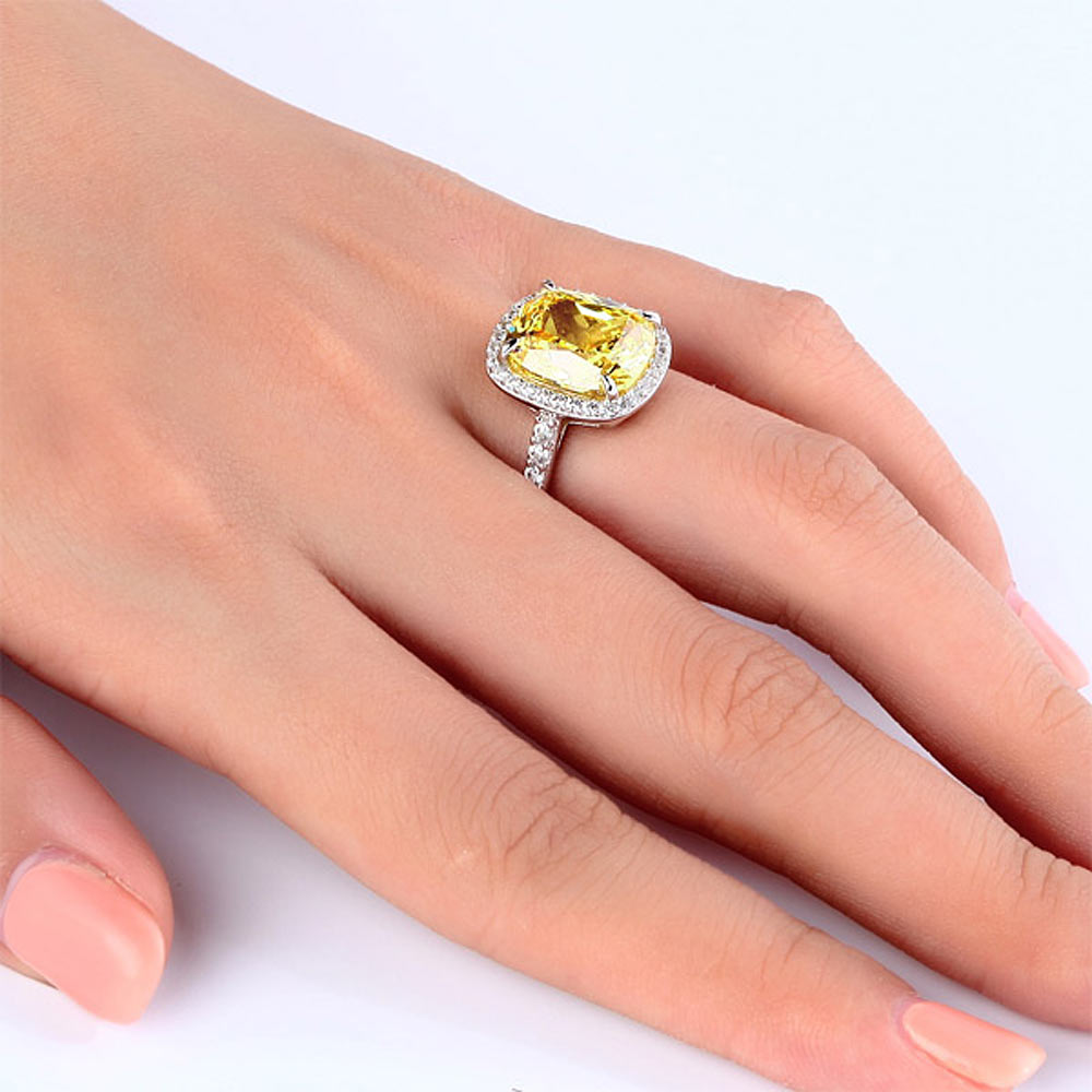 Anillo de plata de ley con halo de diamantes simulados amarillos de talla cojín de 6 quilates