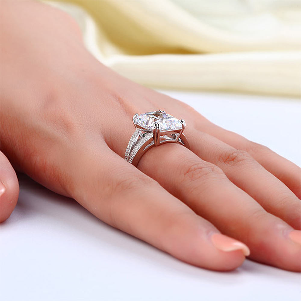 Anillo de 6 quilates con diamante simulado de corte radiante y cuerpo dividido en plata de ley
