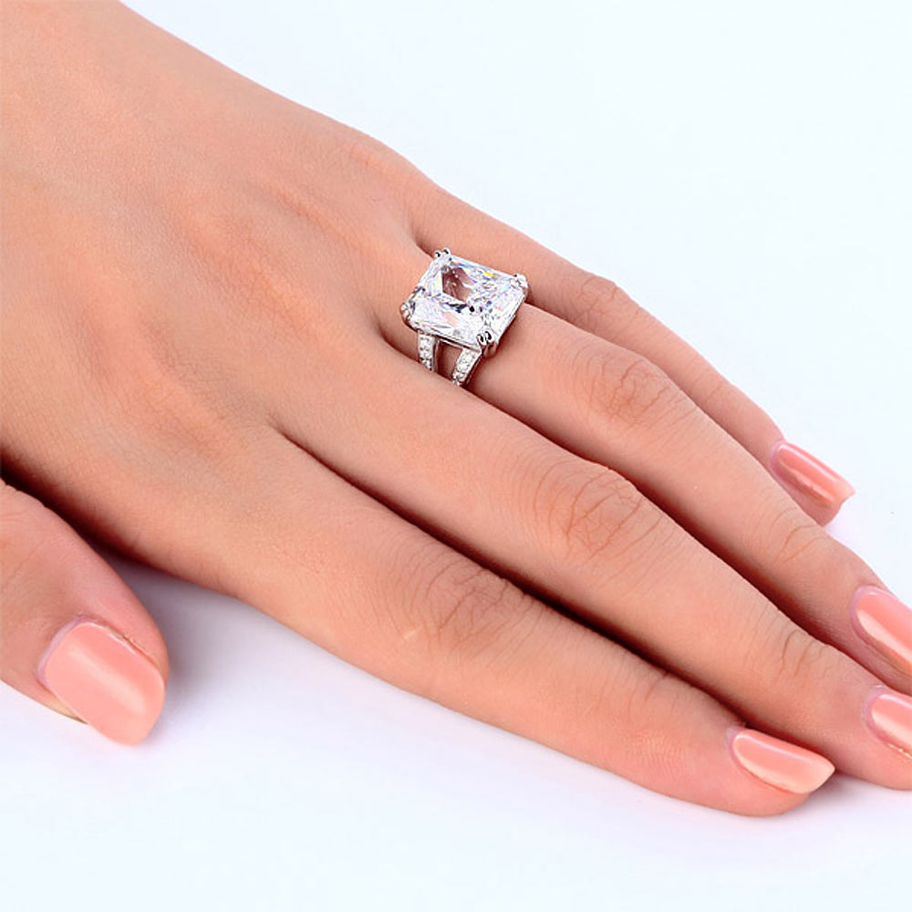 Anillo de 6 quilates con diamante simulado de corte radiante y cuerpo dividido en plata de ley