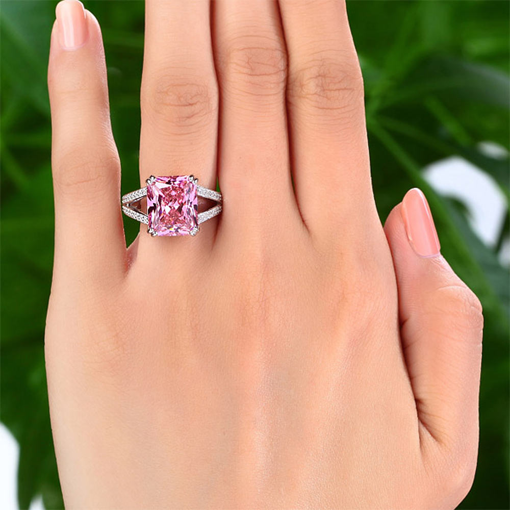 Anillo de 6 quilates con diamante rosa simulado de corte radiante y cuerpo dividido en plata de ley
