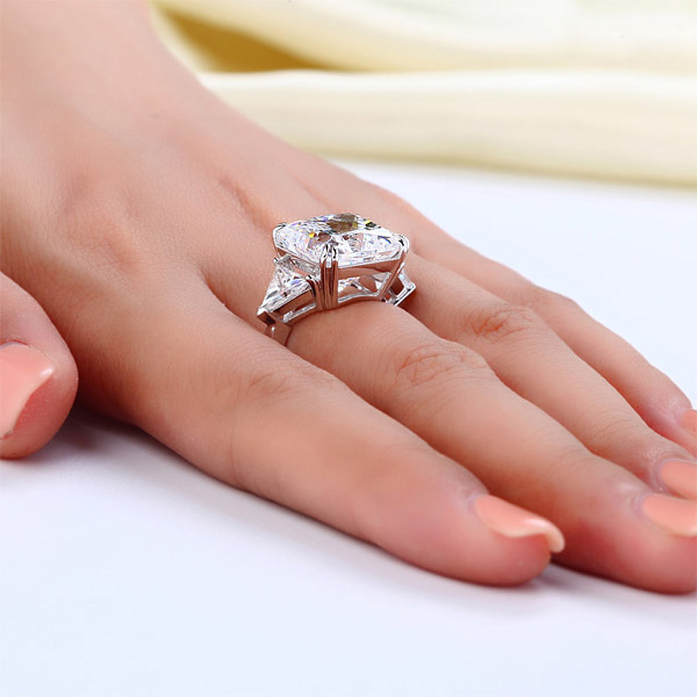 Anillo de diamantes simulados de talla princesa de tres piedras de 8 quilates en plata de ley