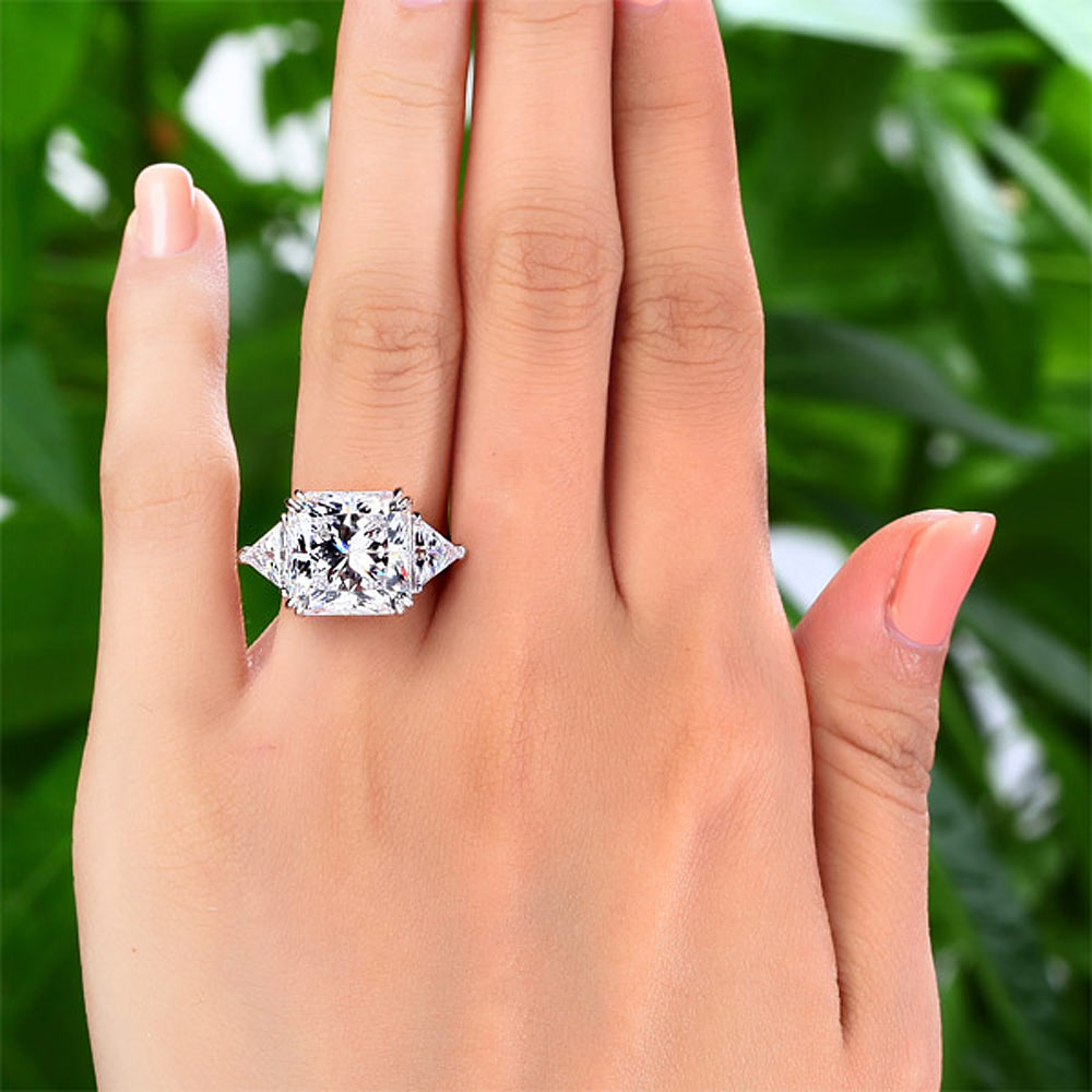 Anillo de diamantes simulados de talla princesa de tres piedras de 8 quilates en plata de ley