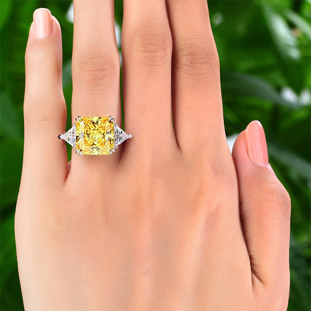 Anillo de tres piedras de diamante simulado amarillo de talla princesa de 8 quilates en plata de ley