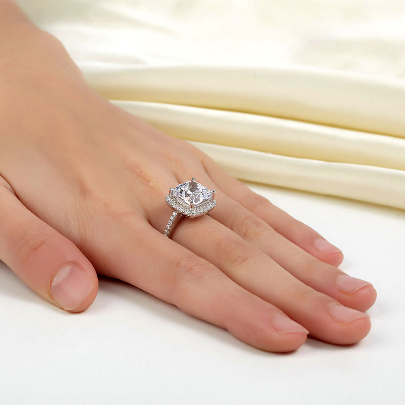 Bague halo en argent sterling avec diamants synthétiques taille coussin de 5 carats