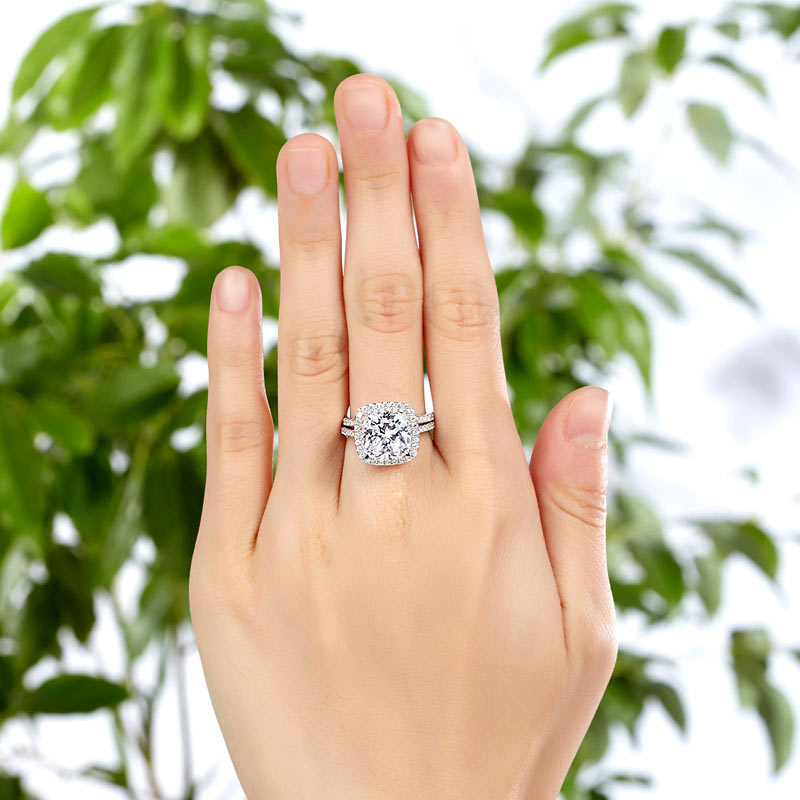 Conjunto nupcial de 5 quilates con halo de diamantes simulados de talla cojín en plata de ley