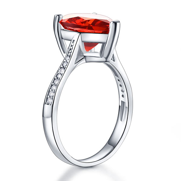 Anillo de plata de ley con diamante simulado rojo rubí de talla corazón de 3,5 quilates.
