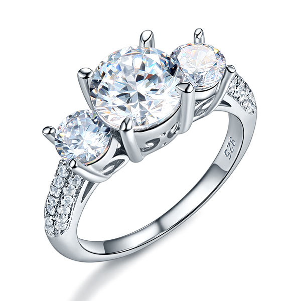 Anillo de diamantes simulados de talla brillante redonda de tres piedras de 2 quilates