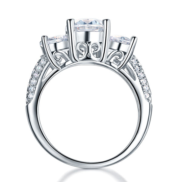 Anillo de diamantes simulados de talla brillante redonda de tres piedras de 2 quilates