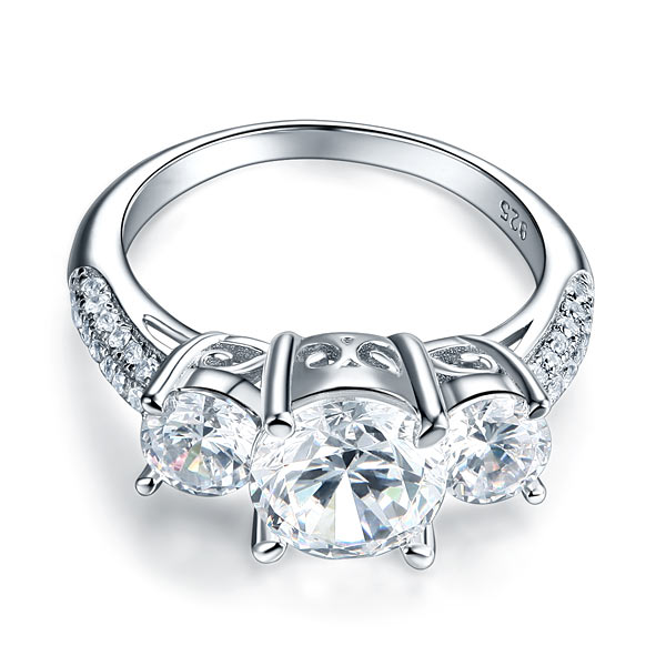 Anillo de diamantes simulados de talla brillante redonda de tres piedras de 2 quilates