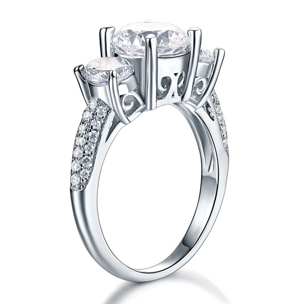 Anillo de diamantes simulados de talla brillante redonda de tres piedras de 2 quilates