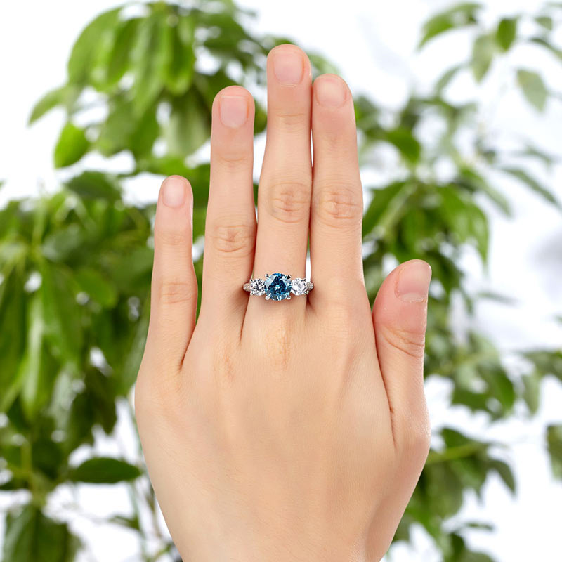 Anillo de diamantes simulados azul aguamarina de tres piedras de talla brillante redonda de 2 quilates