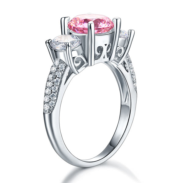 Bague à trois diamants synthétiques roses taille brillant rond de 2 carats