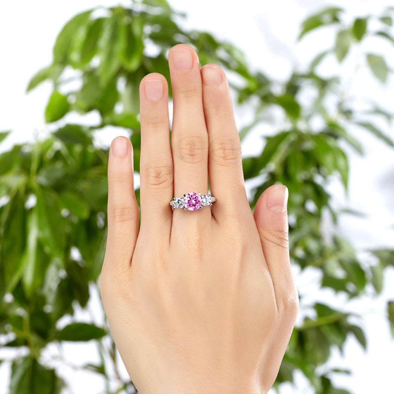 Bague à trois diamants synthétiques roses taille brillant rond de 2 carats