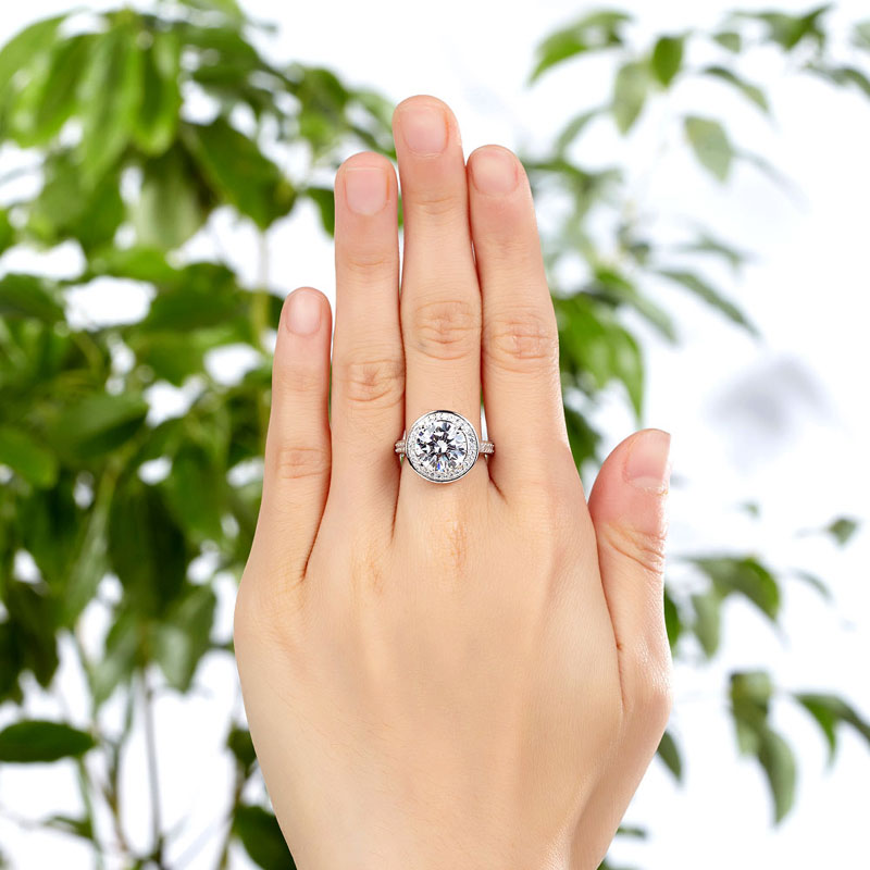 Anillo de halo de diamantes simulados redondos de 3,5 quilates en plata de ley