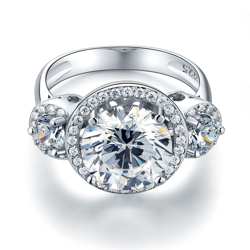 Anillo de halo de diamantes simulados de tres piedras de 4 quilates en plata de ley