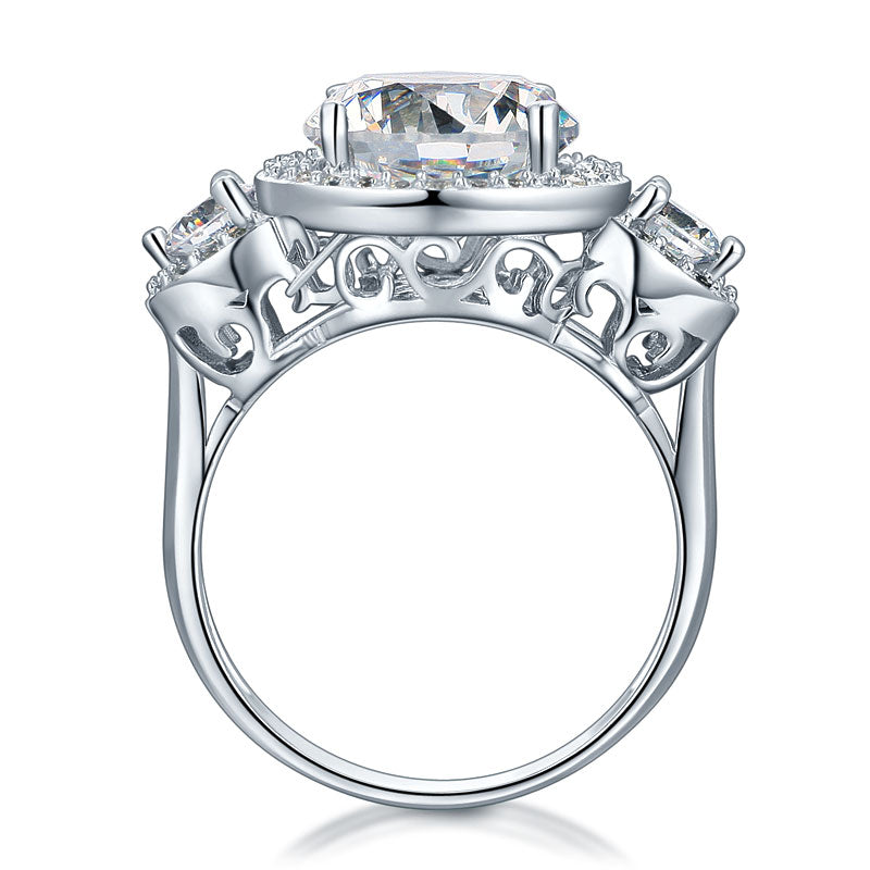 Anillo de halo de diamantes simulados de tres piedras de 4 quilates en plata de ley