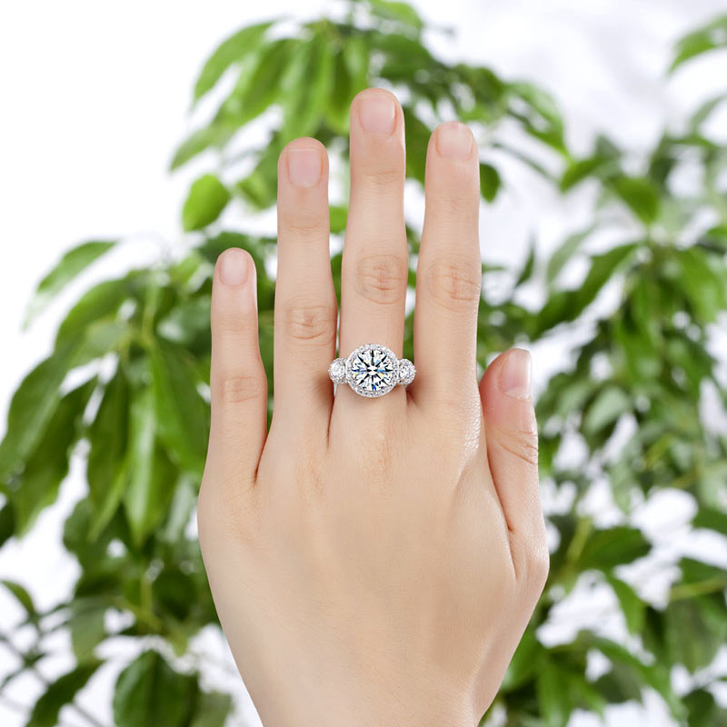 Anillo de halo de diamantes simulados de tres piedras de 4 quilates en plata de ley