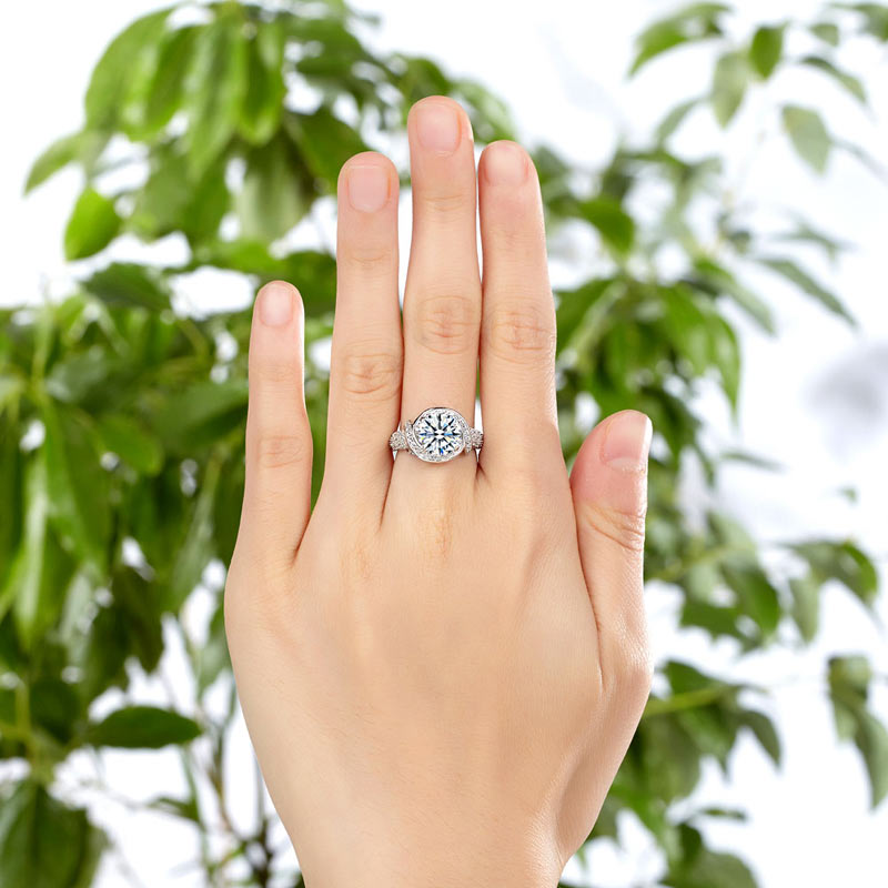Anillo de estilo vintage con halo redondo y giro de 2 quilates en plata de ley