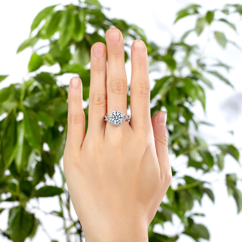 Anillo de 3 quilates con diamante simulado de talla brillante redonda y cuerpo retorcido en plata de ley.