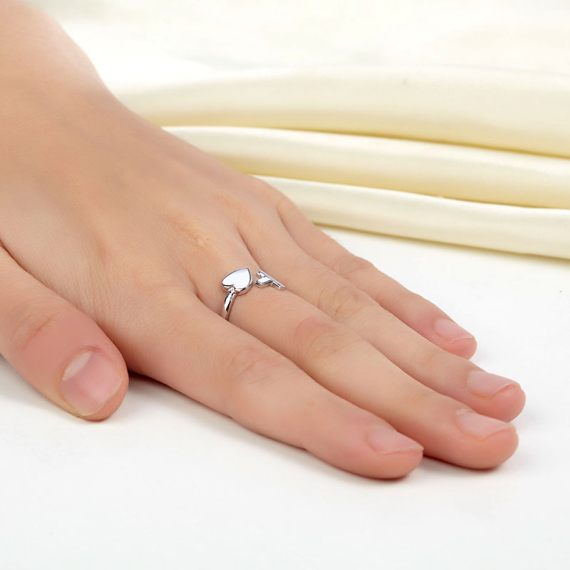 Anillo de corazón y cruz en plata de ley