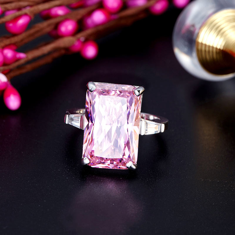 Anillo rectangular de plata de ley con diamante rosa simulado de talla princesa de 8,5 quilates.