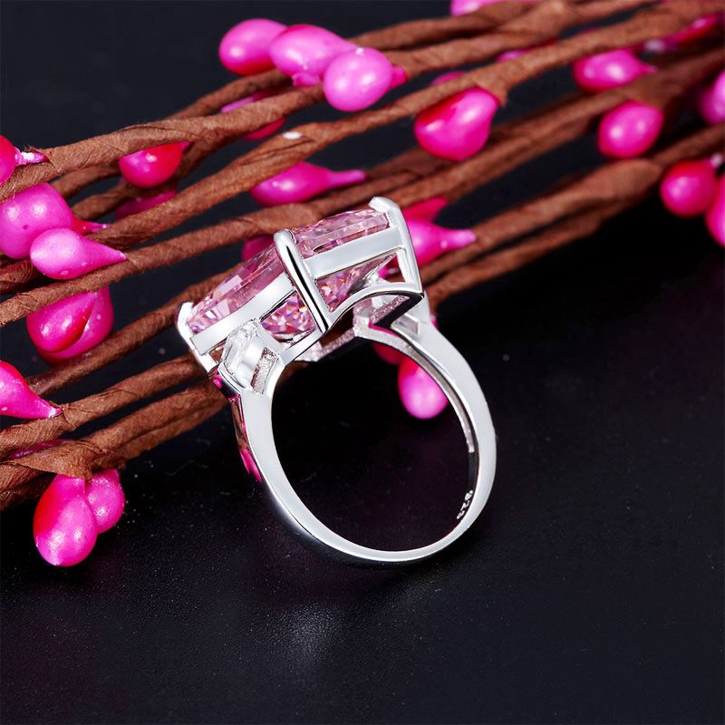 Anillo rectangular de plata de ley con diamante rosa simulado de talla princesa de 8,5 quilates.