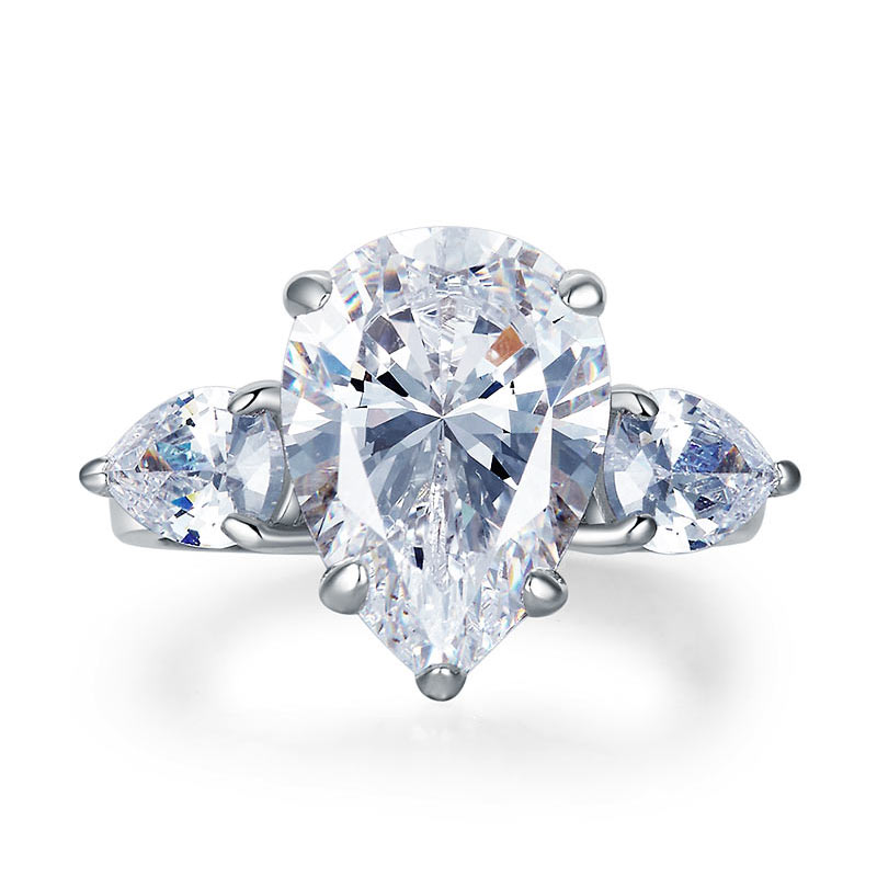 Anillo de diamantes simulados de tres piedras talla pera de 4 quilates en plata de ley
