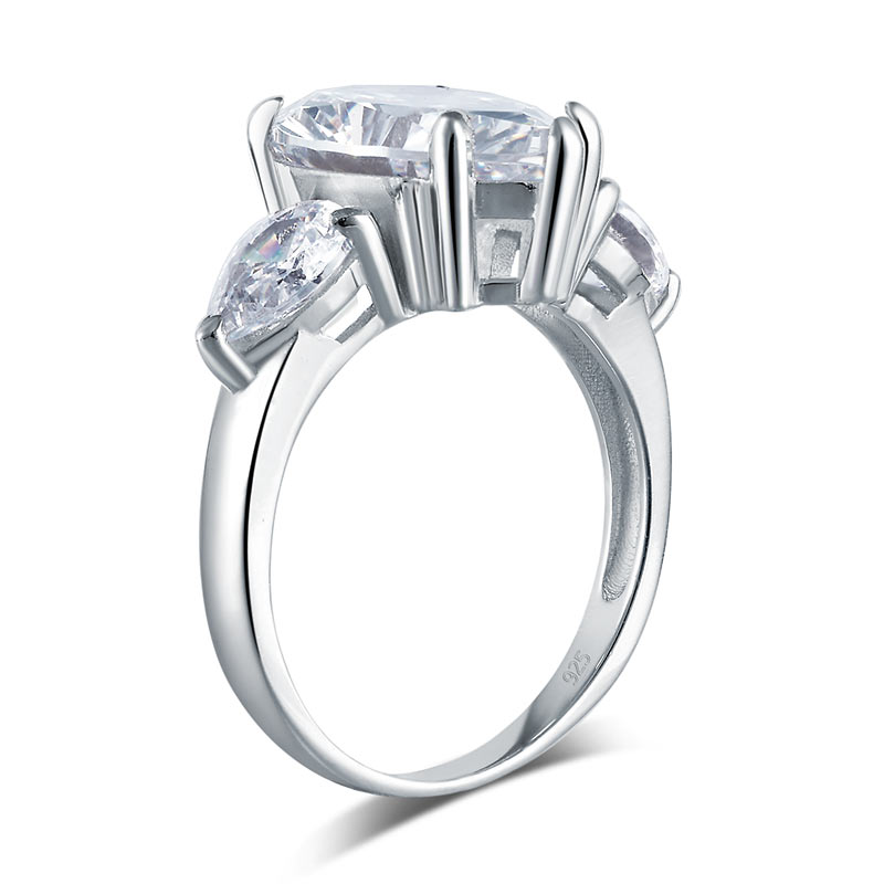 Anillo de diamantes simulados de tres piedras talla pera de 4 quilates en plata de ley